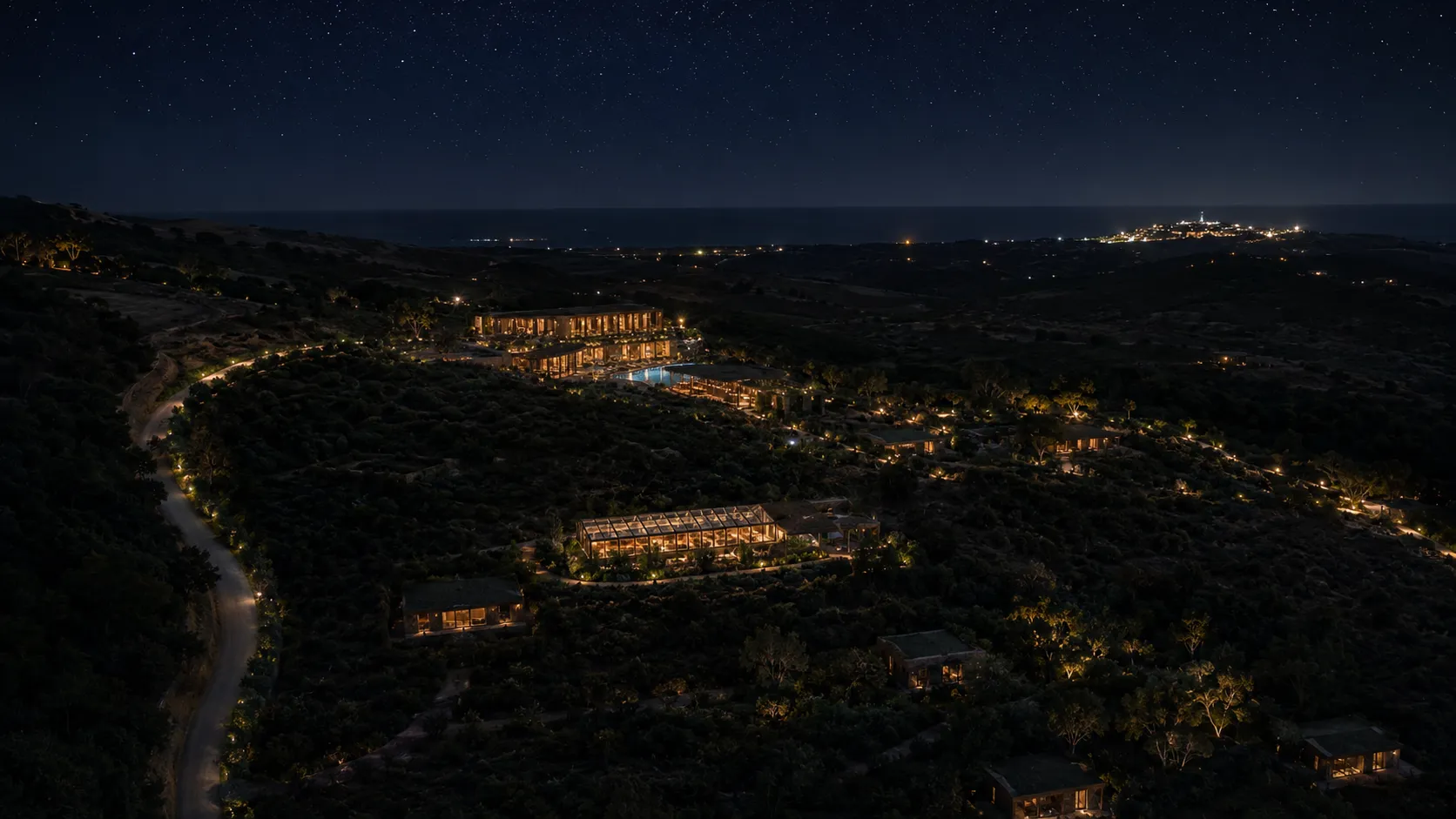 Vista aérea del santuario de noche, luces del santuario entre el monte bajo
